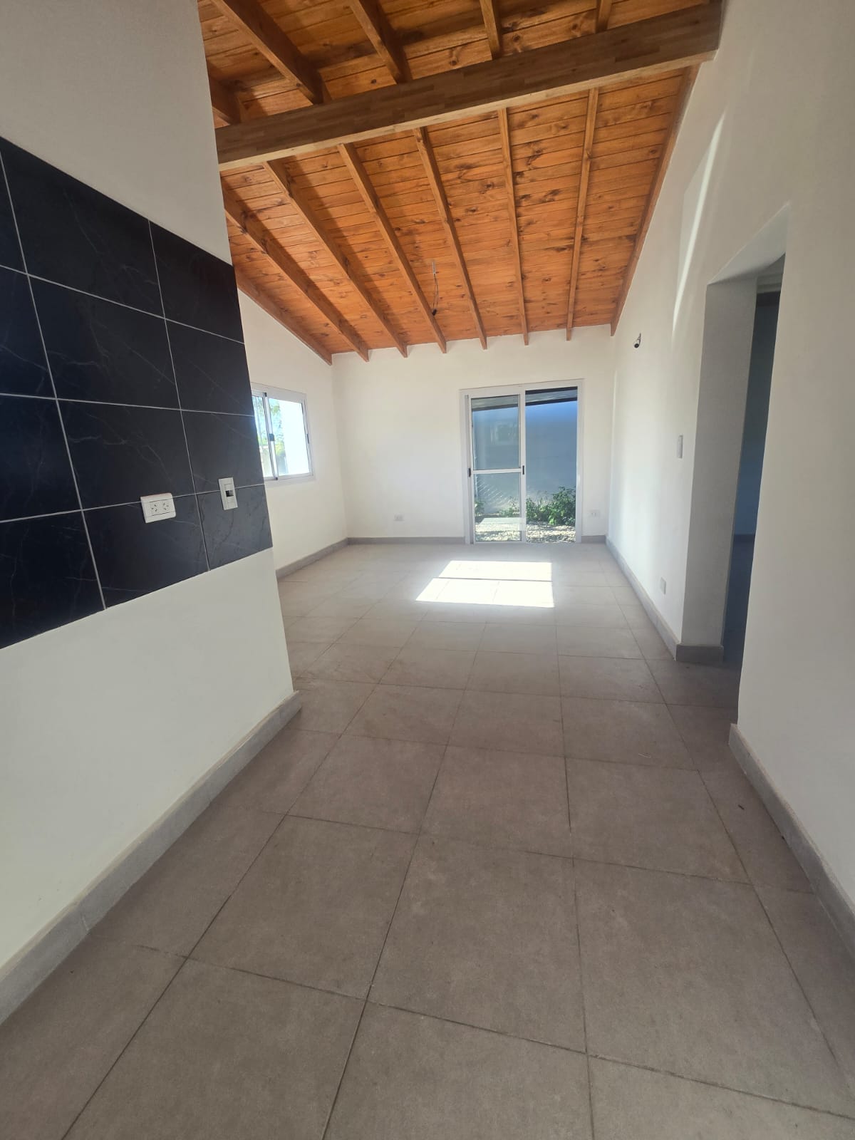 CASA MINIMALISTA EN B° LOS TRONCOS