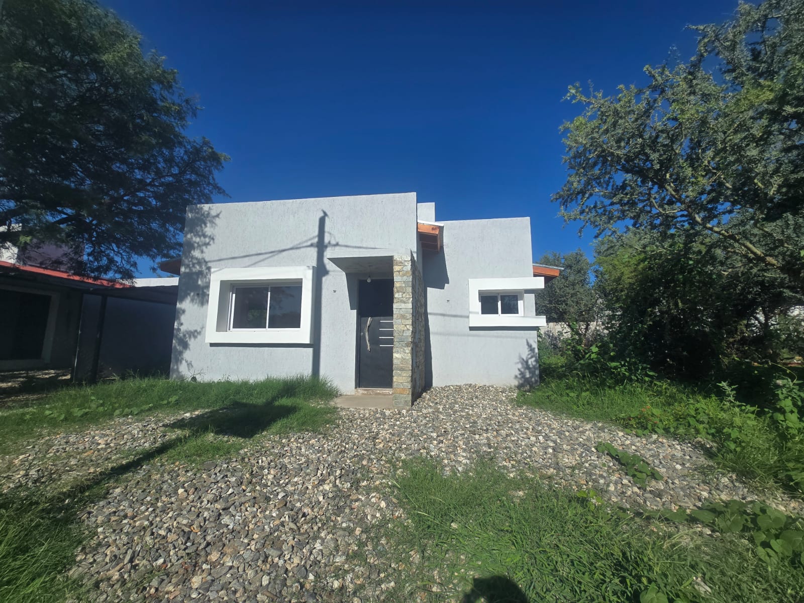 CASA MINIMALISTA EN B° LOS TRONCOS