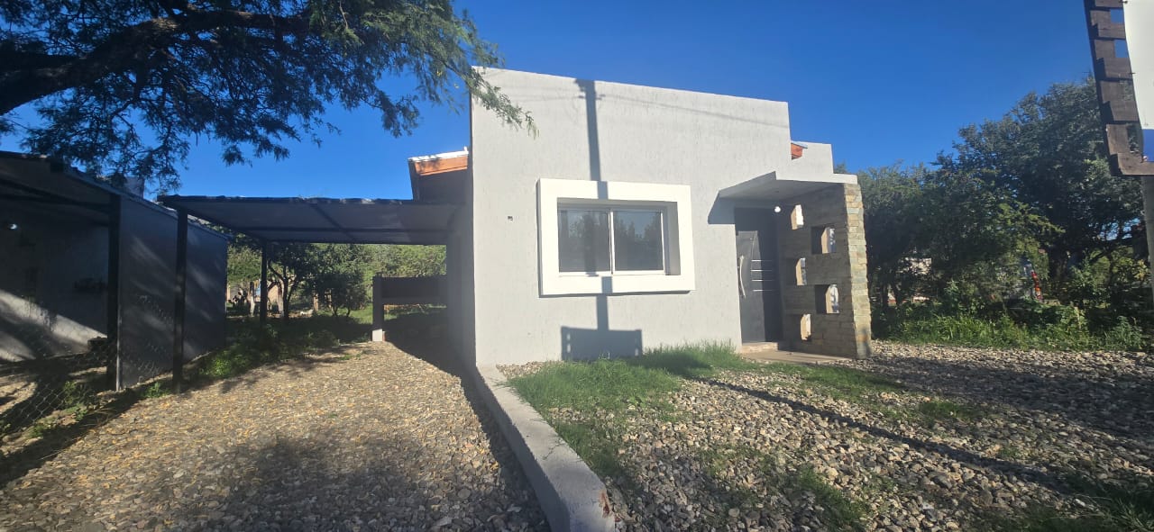 CASA MINIMALISTA EN B° LOS TRONCOS