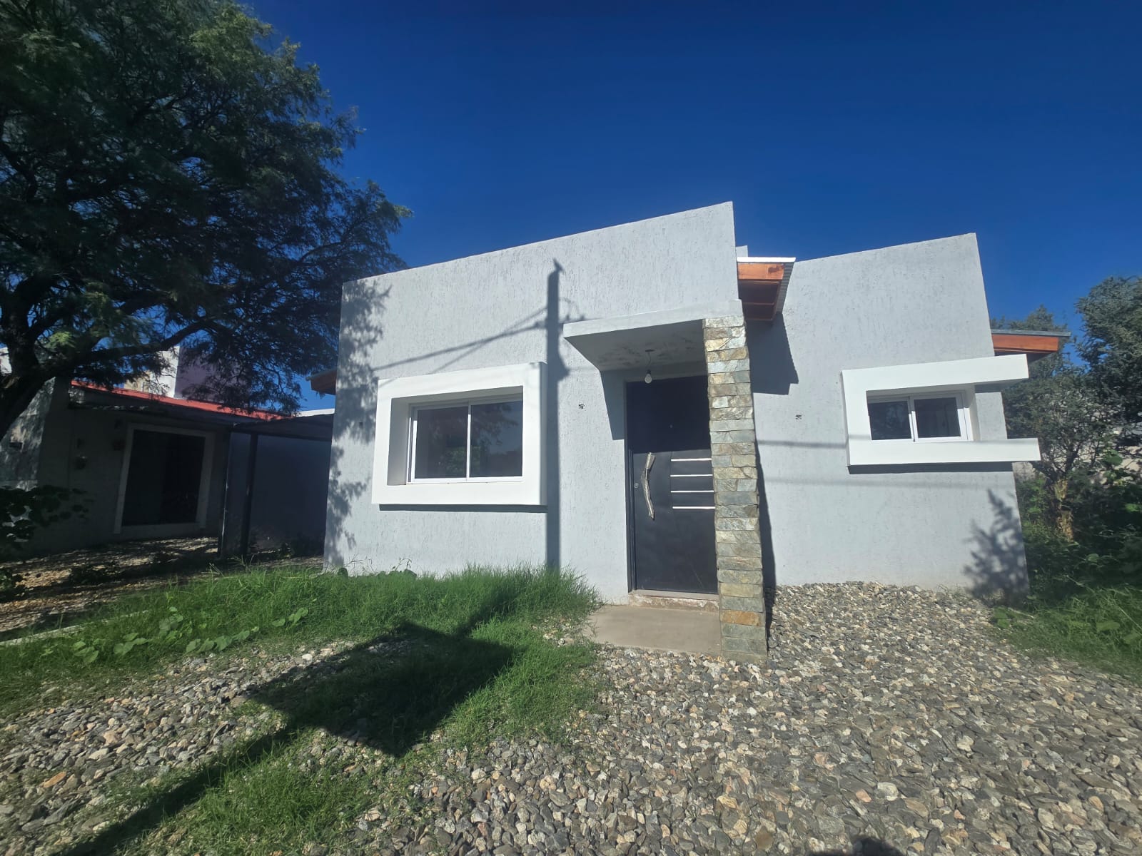 CASA MINIMALISTA EN B° LOS TRONCOS