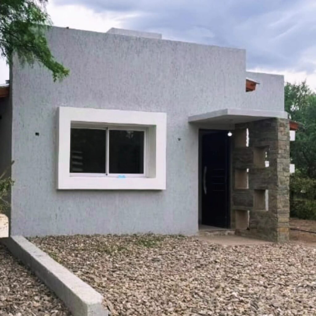 CASA MINIMALISTA EN B° LOS TRONCOS