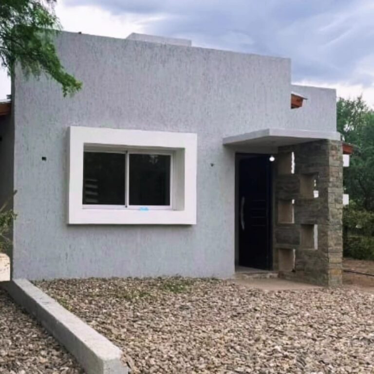 CASA MINIMALISTA EN B° LOS TRONCOS