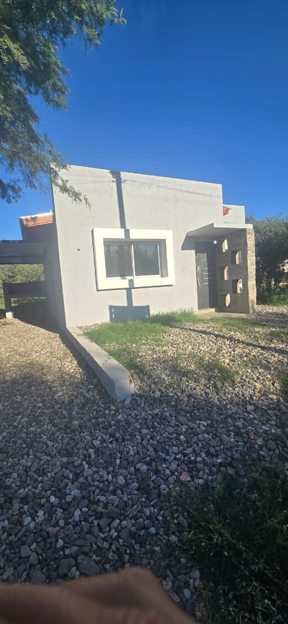 CASA MINIMALISTA EN B° LOS TRONCOS