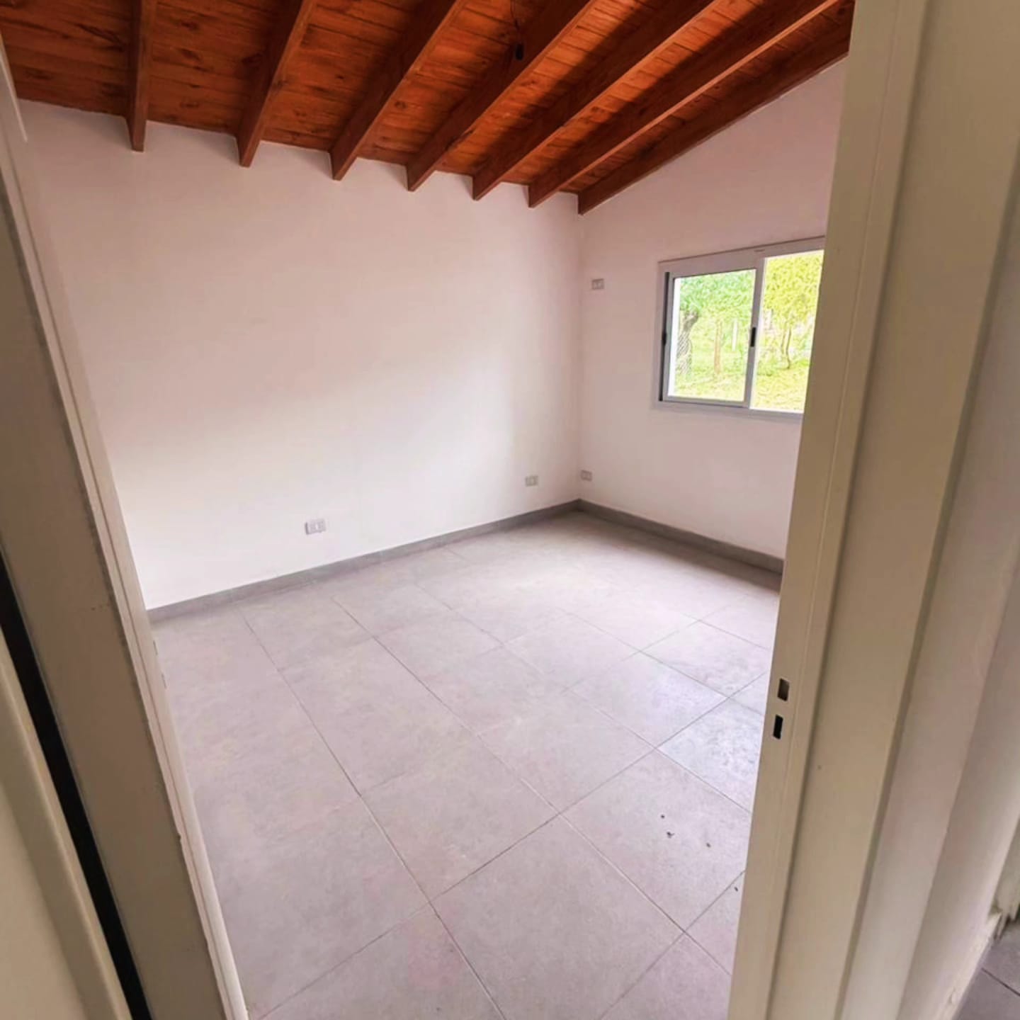 CASA MINIMALISTA EN B° LOS TRONCOS