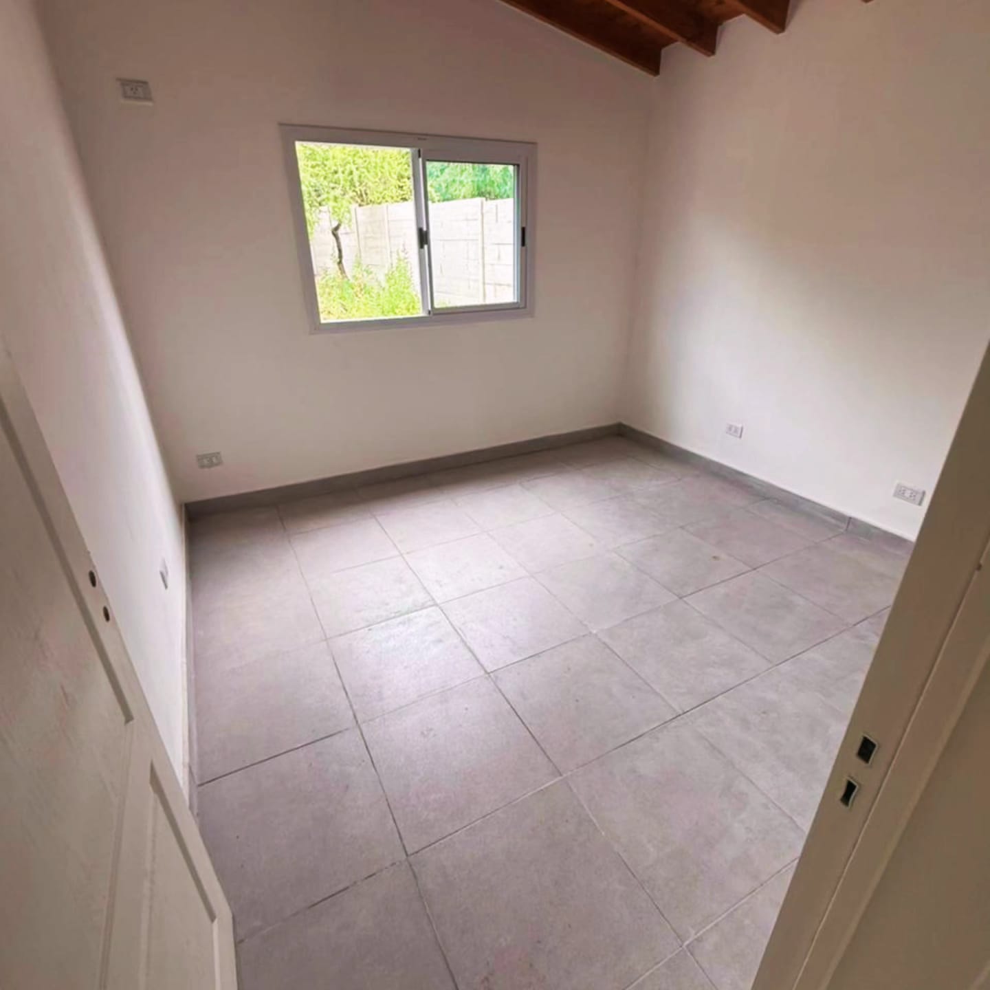 CASA MINIMALISTA EN B° LOS TRONCOS