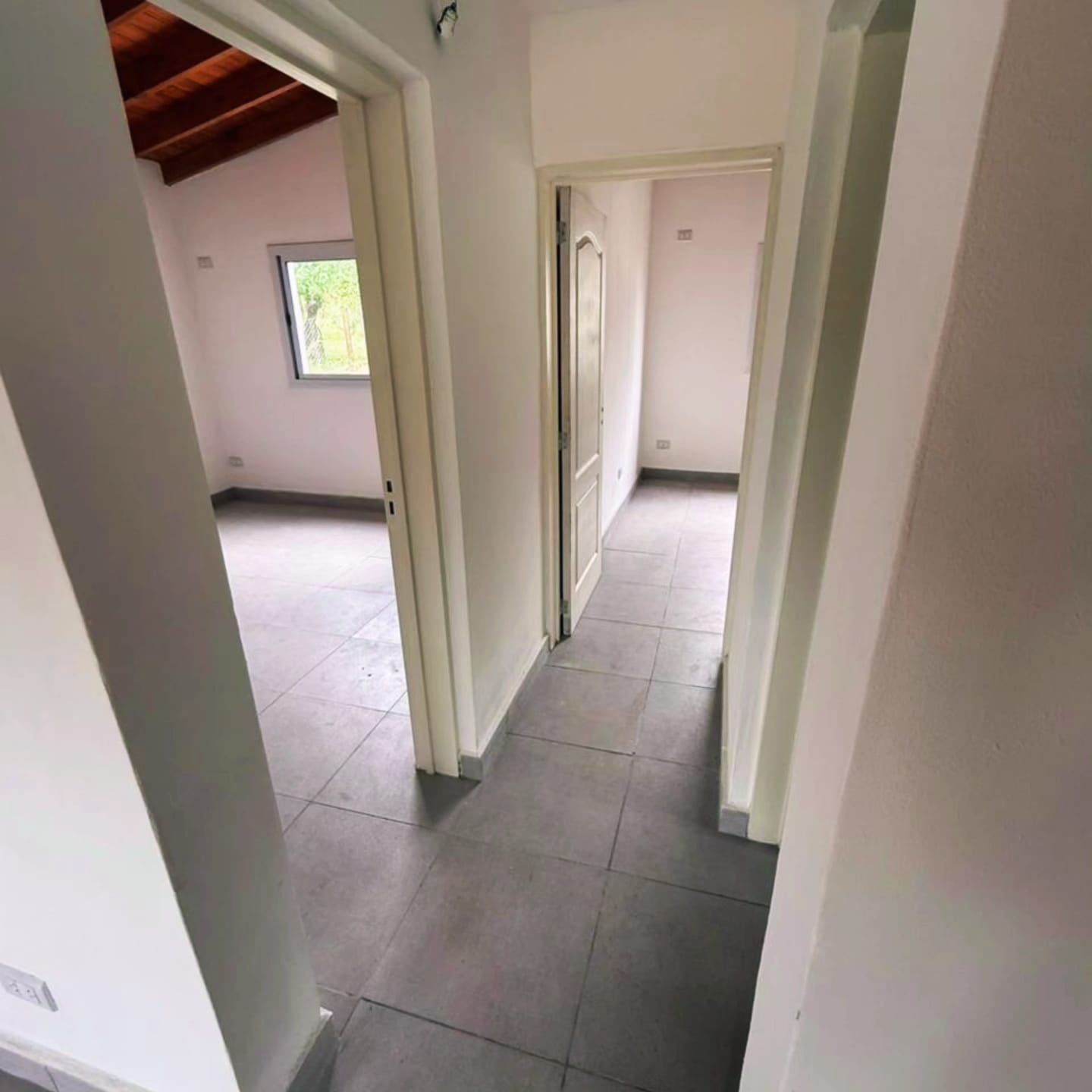 CASA MINIMALISTA EN B° LOS TRONCOS