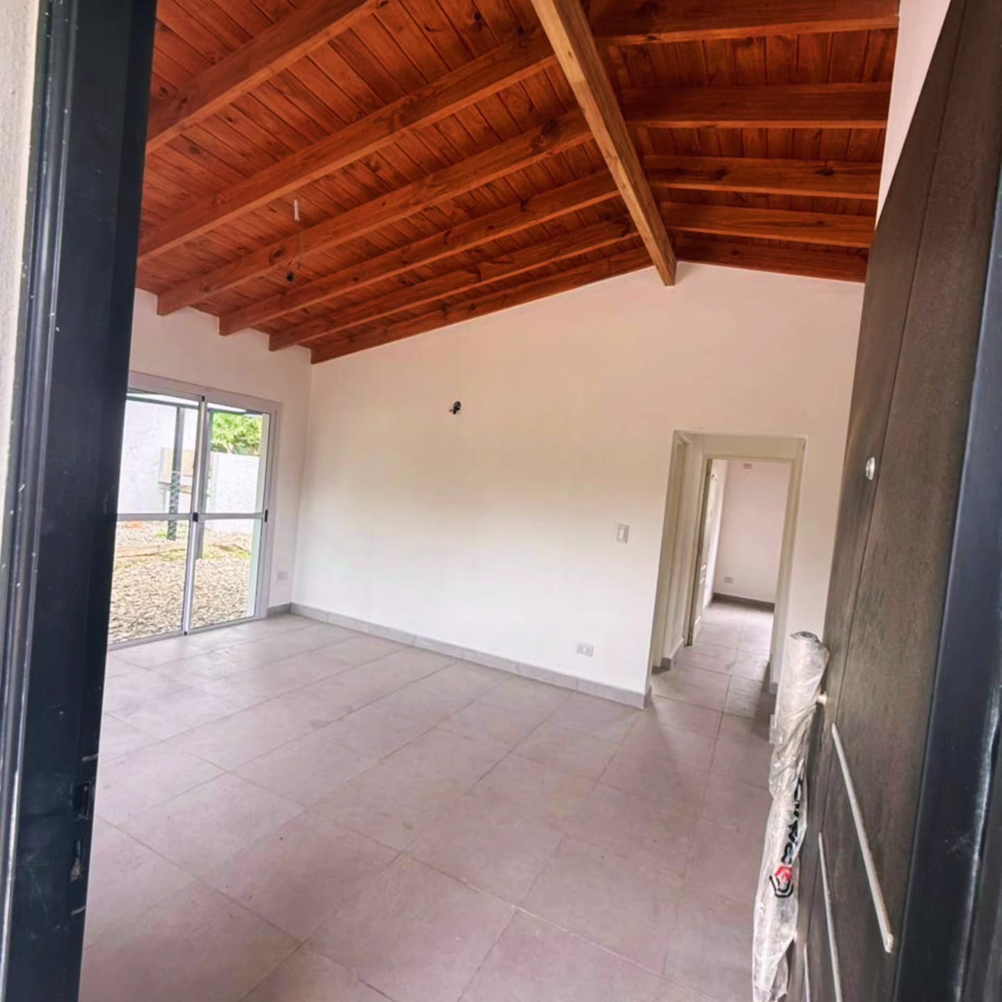 CASA MINIMALISTA EN B° LOS TRONCOS