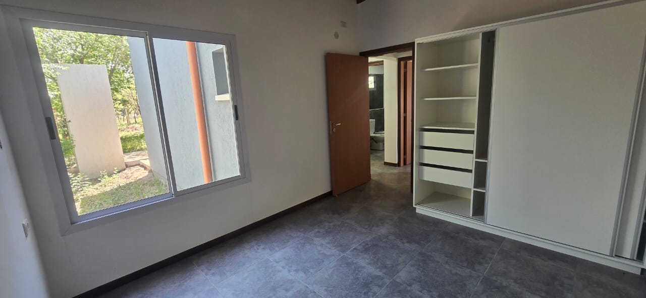 CASA MINIMALISTA EN MERLO B LAS MAGDALENAS