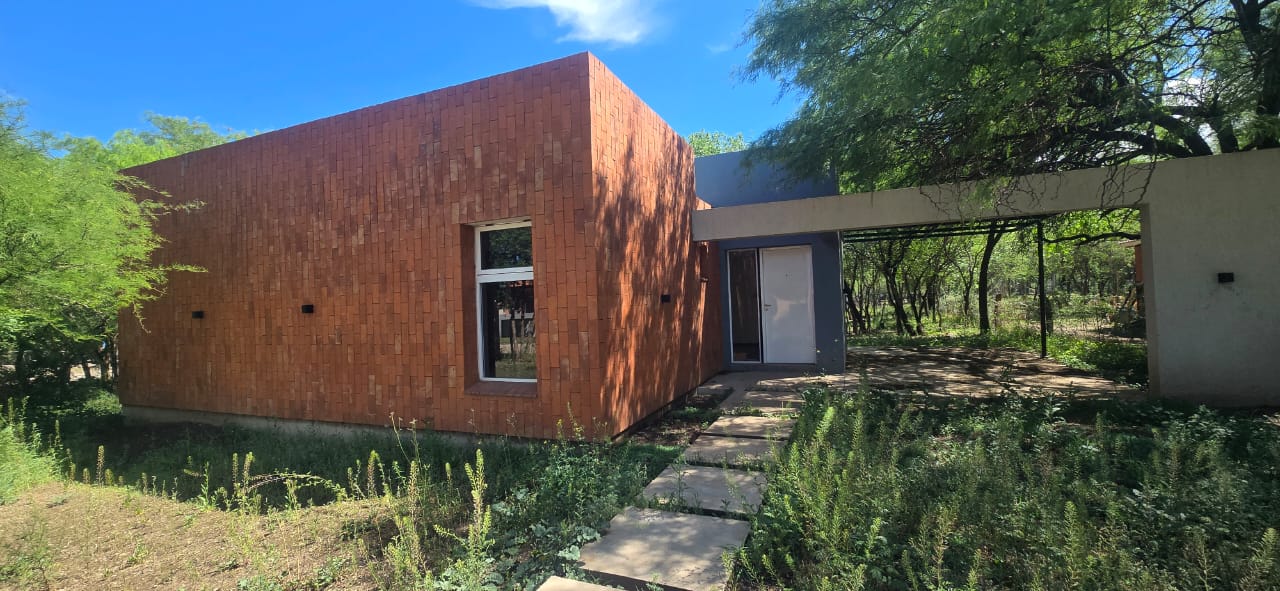 CASA MINIMALISTA EN MERLO B LAS MAGDALENAS