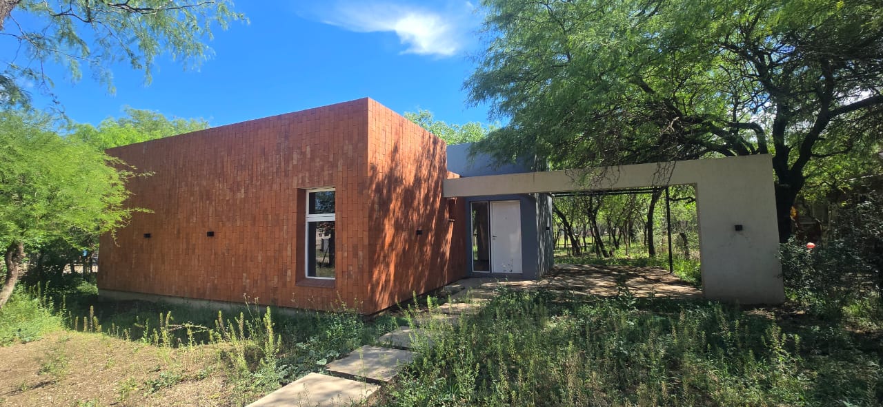CASA MINIMALISTA EN MERLO B LAS MAGDALENAS