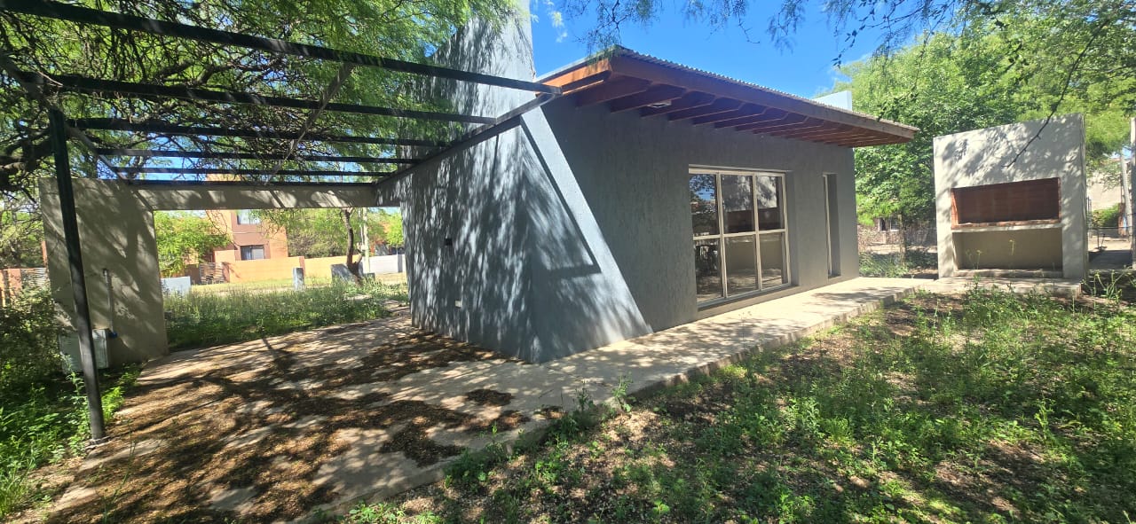 CASA MINIMALISTA EN MERLO B LAS MAGDALENAS