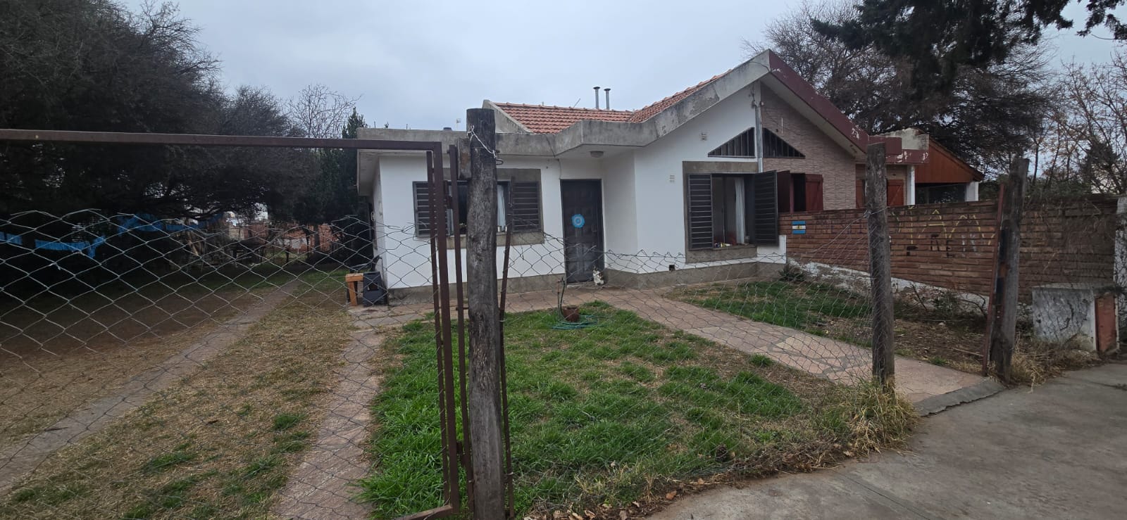 CASA DE TRES AMBIENTES EN MERLO