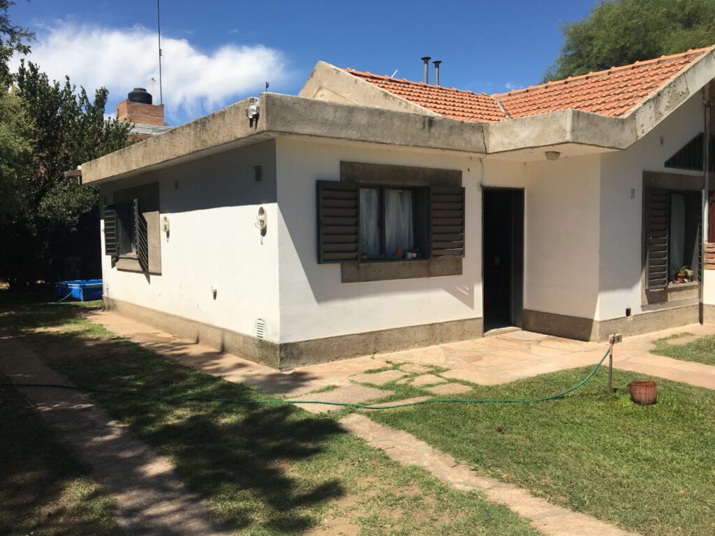 CASA DE TRES AMBIENTES EN MERLO