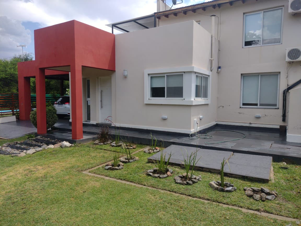 CASA EN PH DE AMBIENTES LOS MOLLES