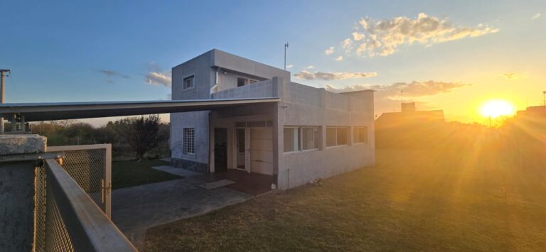 CASA MINIMALISTA EN MERLO