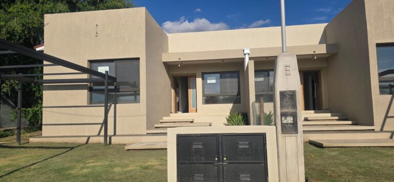 CASA MINIMALISTA EN NUEVO MERLO