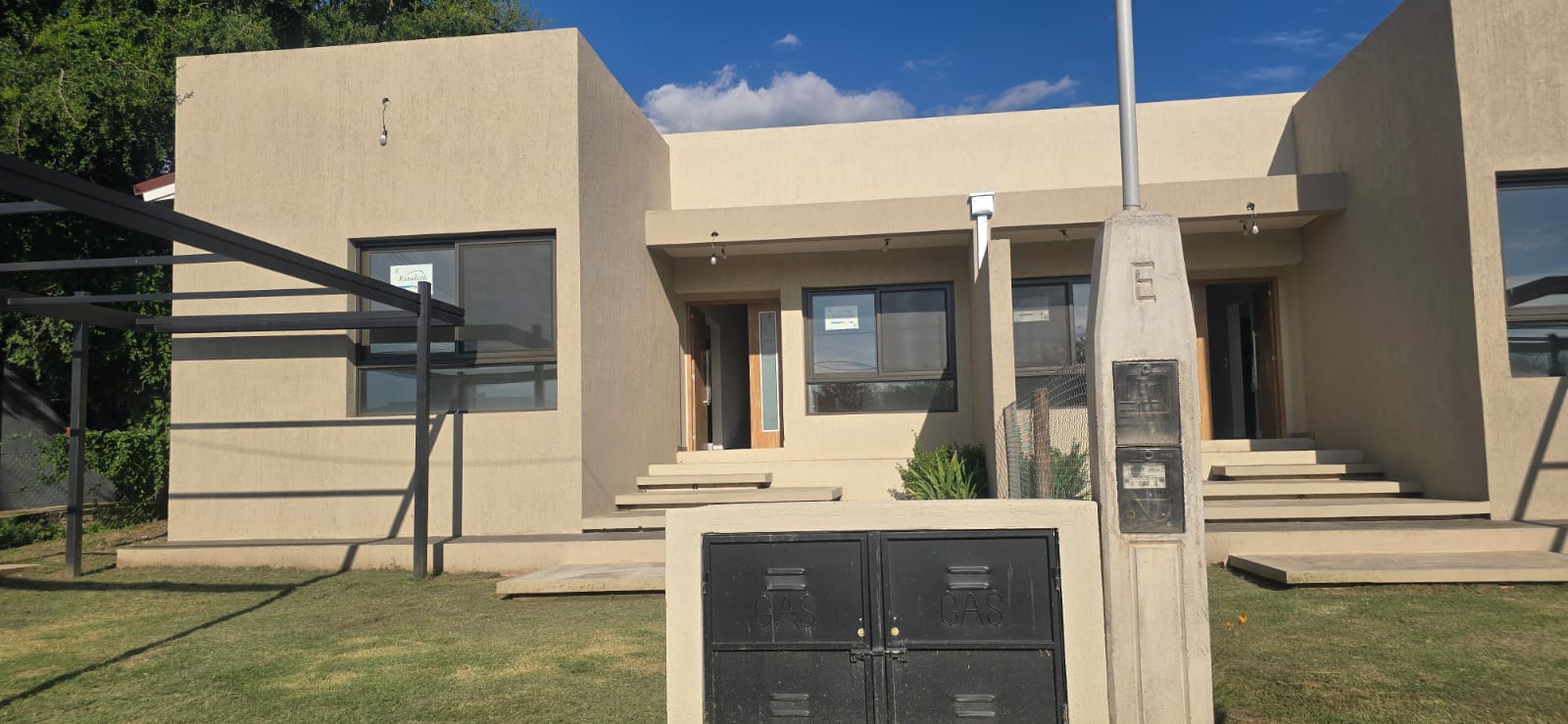 CASA MINIMALISTA EN NUEVO MERLO