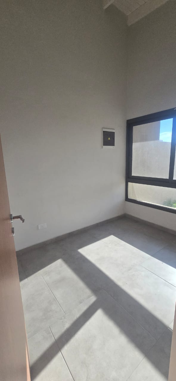 CASA MINIMALISTA EN NUEVO MERLO