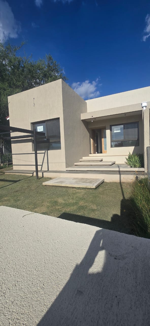 CASA MINIMALISTA EN NUEVO MERLO