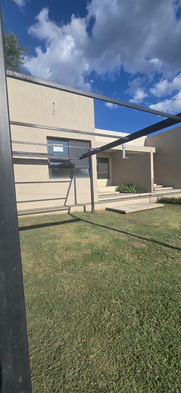 CASA MINIMALISTA EN NUEVO MERLO