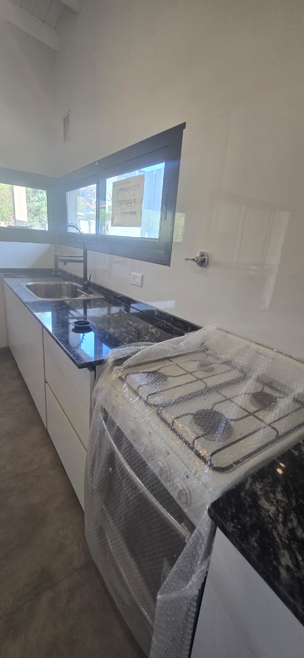 CASA MINIMALISTA EN NUEVO MERLO