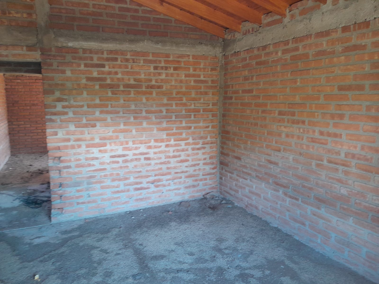 CASA A TERMINAR EN CARPINTERIA ARRIBA