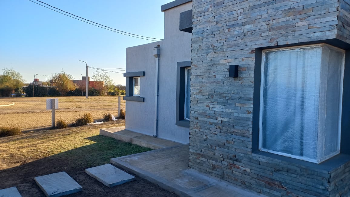HERMOSA CASA MINIMALISTA EN SOLARES DEL VALLE