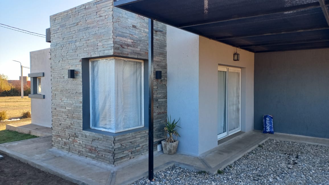 HERMOSA CASA MINIMALISTA EN SOLARES DEL VALLE