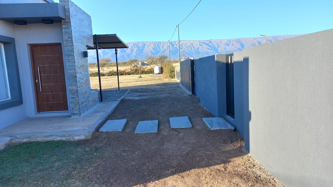 HERMOSA CASA MINIMALISTA EN SOLARES DEL VALLE