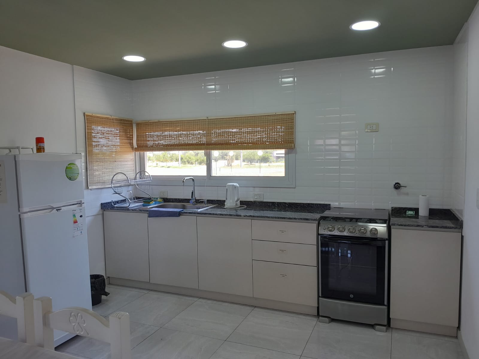 HERMOSA CASA MINIMALISTA EN SOLARES DEL VALLE