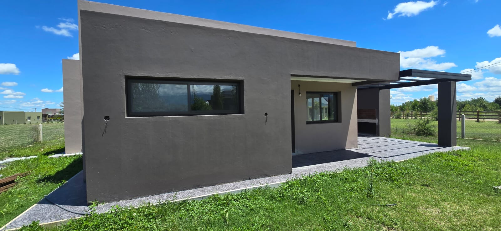 CASA MINIMALISTA EN LA ENTRADA DE SOLARES DEL VALLE