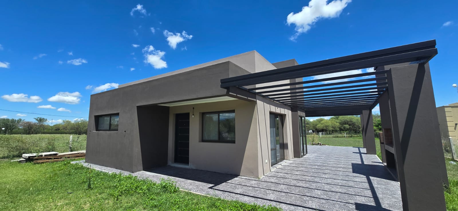 CASA MINIMALISTA EN LA ENTRADA DE SOLARES DEL VALLE