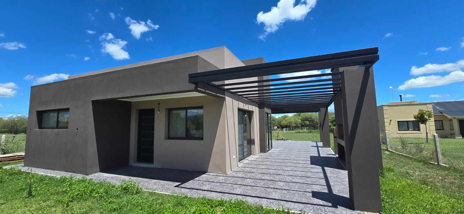 CASA MINIMALISTA EN LA ENTRADA DE SOLARES DEL VALLE