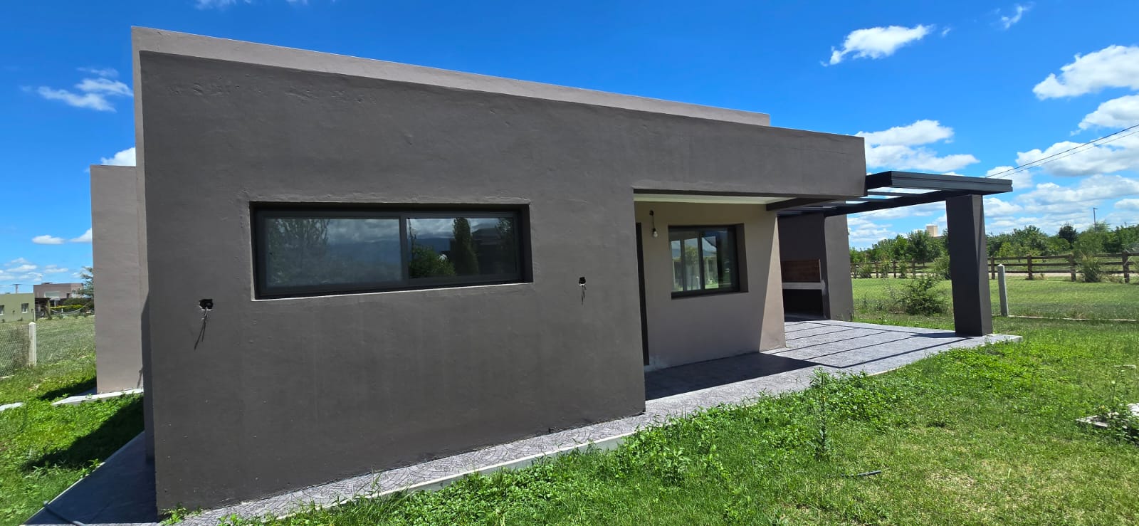 CASA MINIMALISTA EN LA ENTRADA DE SOLARES DEL VALLE