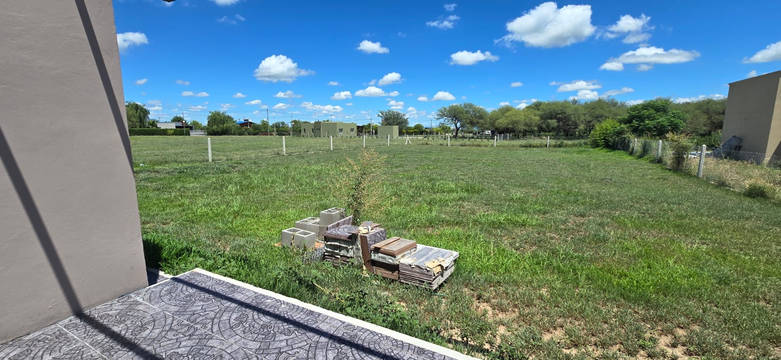 CASA MINIMALISTA EN LA ENTRADA DE SOLARES DEL VALLE