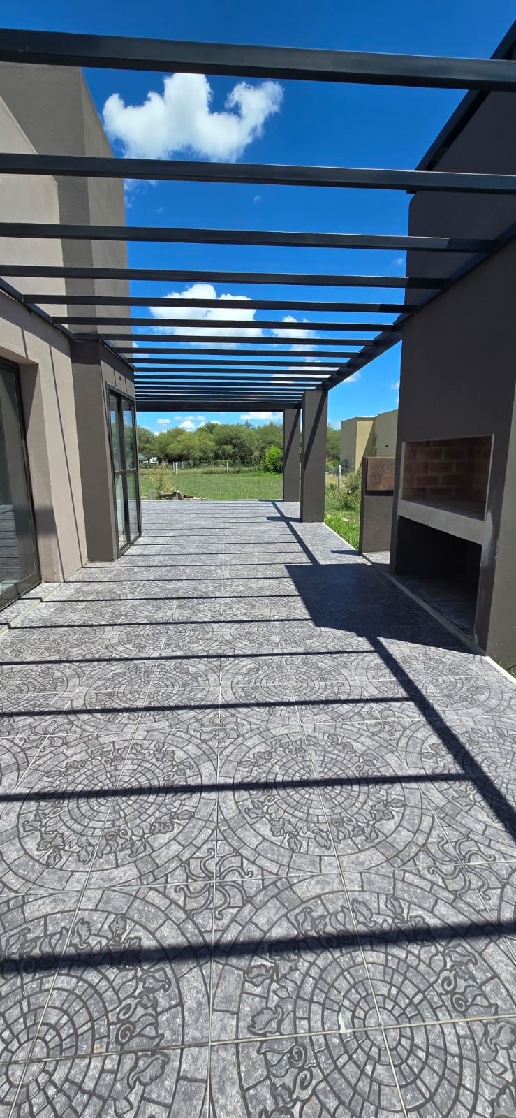 CASA MINIMALISTA EN LA ENTRADA DE SOLARES DEL VALLE