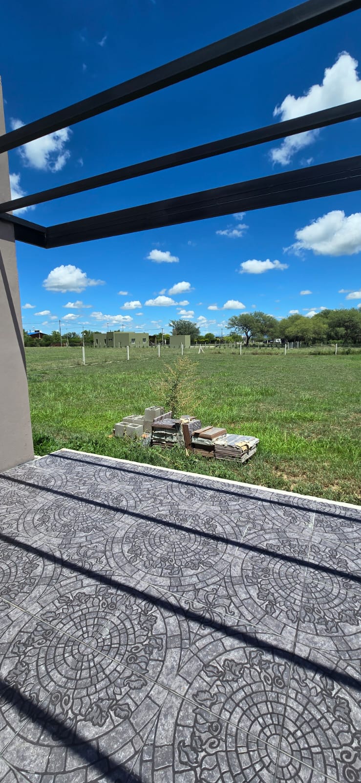 CASA MINIMALISTA EN LA ENTRADA DE SOLARES DEL VALLE