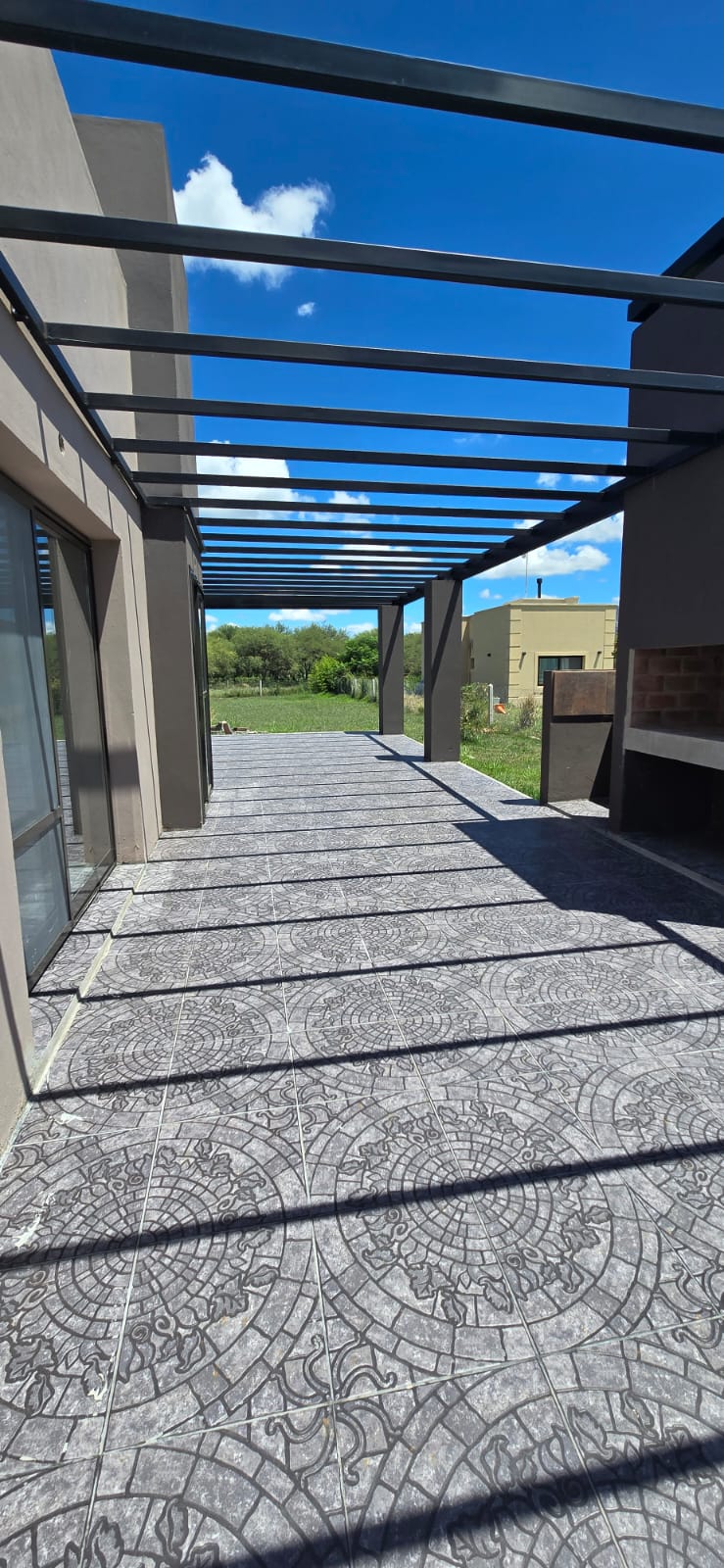 CASA MINIMALISTA EN LA ENTRADA DE SOLARES DEL VALLE