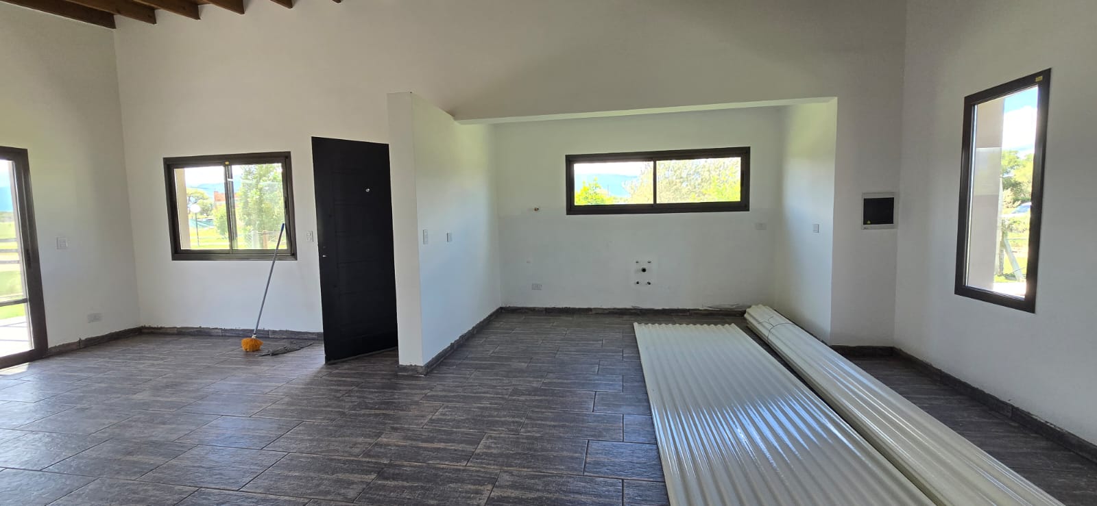 CASA MINIMALISTA EN LA ENTRADA DE SOLARES DEL VALLE