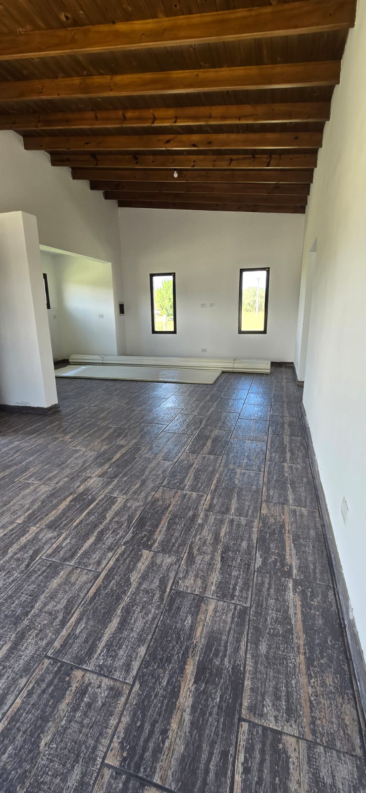 CASA MINIMALISTA EN LA ENTRADA DE SOLARES DEL VALLE