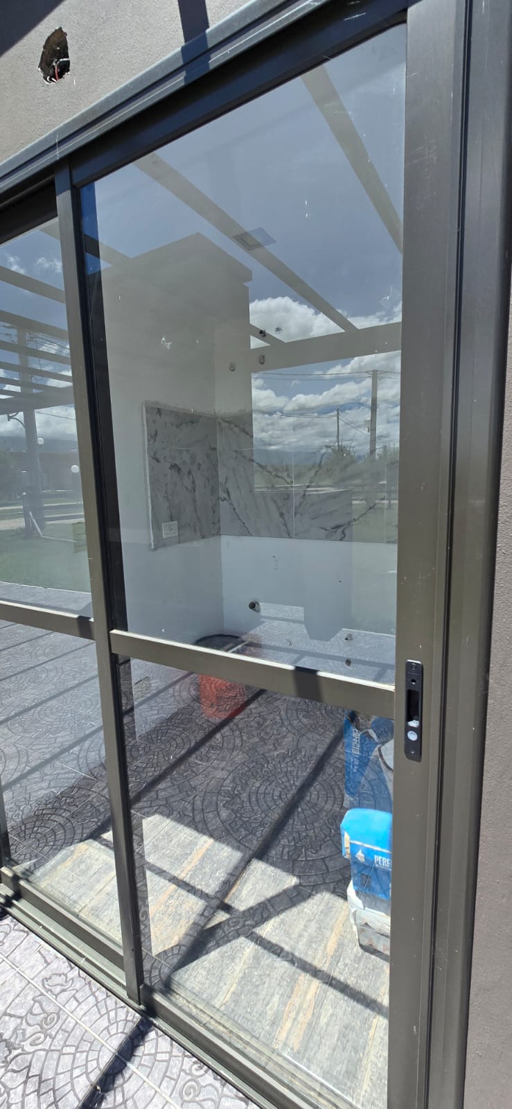 CASA MINIMALISTA EN LA ENTRADA DE SOLARES DEL VALLE