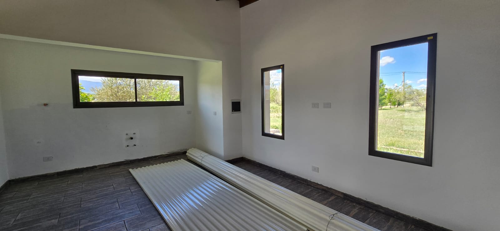 CASA MINIMALISTA EN LA ENTRADA DE SOLARES DEL VALLE