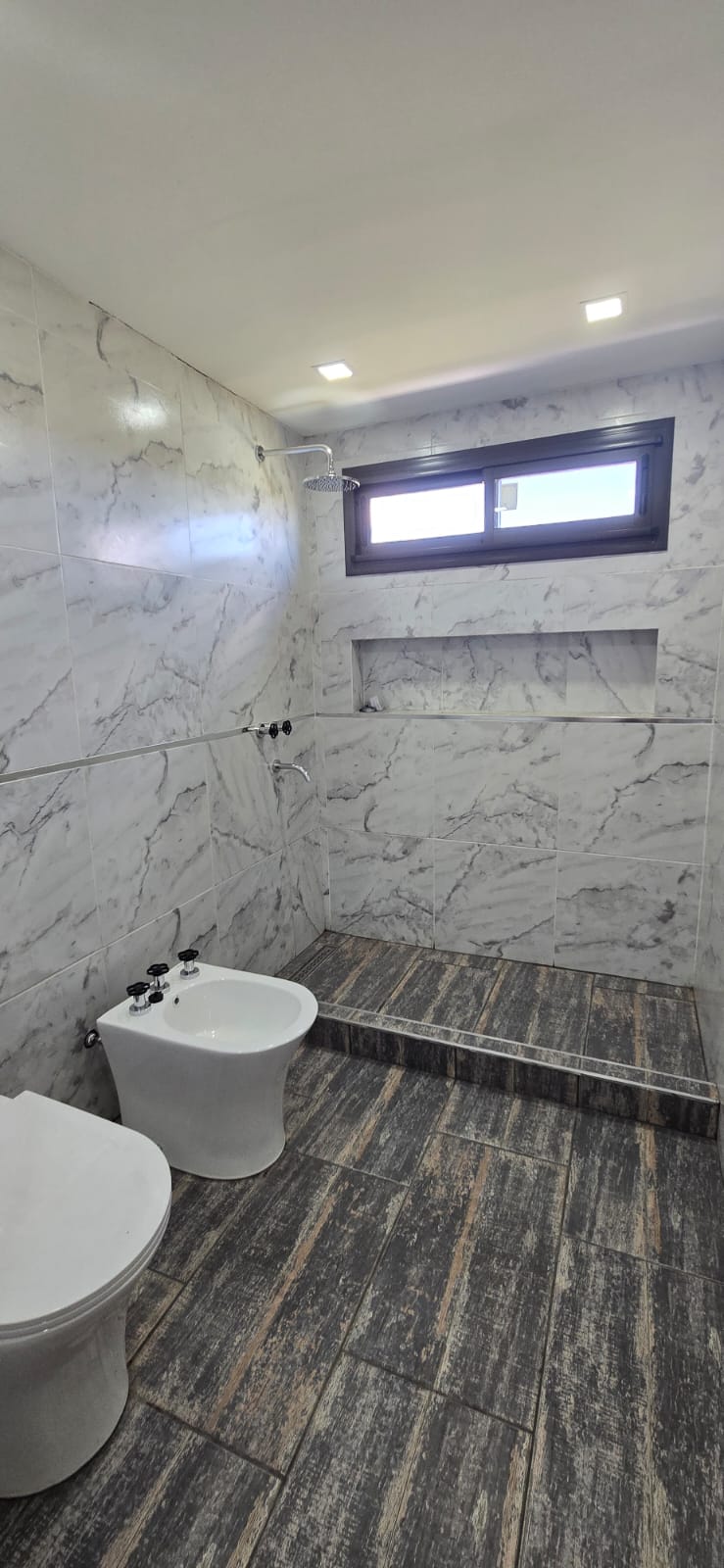 CASA MINIMALISTA EN LA ENTRADA DE SOLARES DEL VALLE