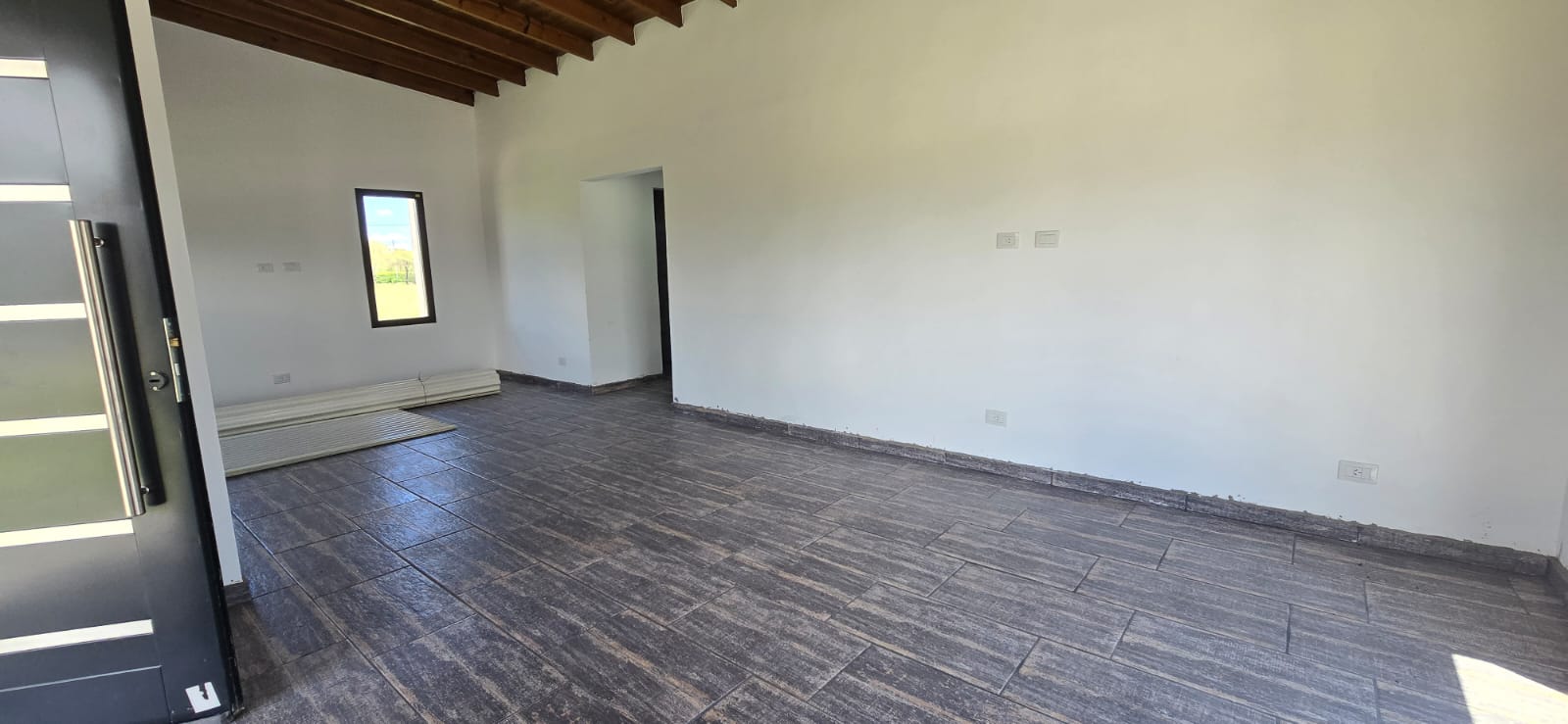 CASA MINIMALISTA EN LA ENTRADA DE SOLARES DEL VALLE