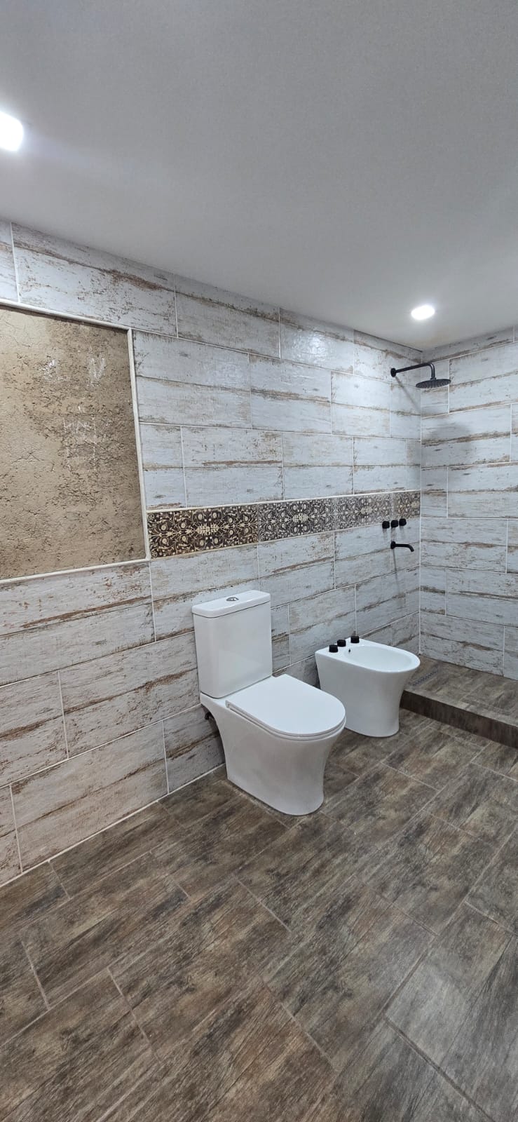 CASA MINIMALISTA EN LA ENTRADA DE SOLARES DEL VALLE