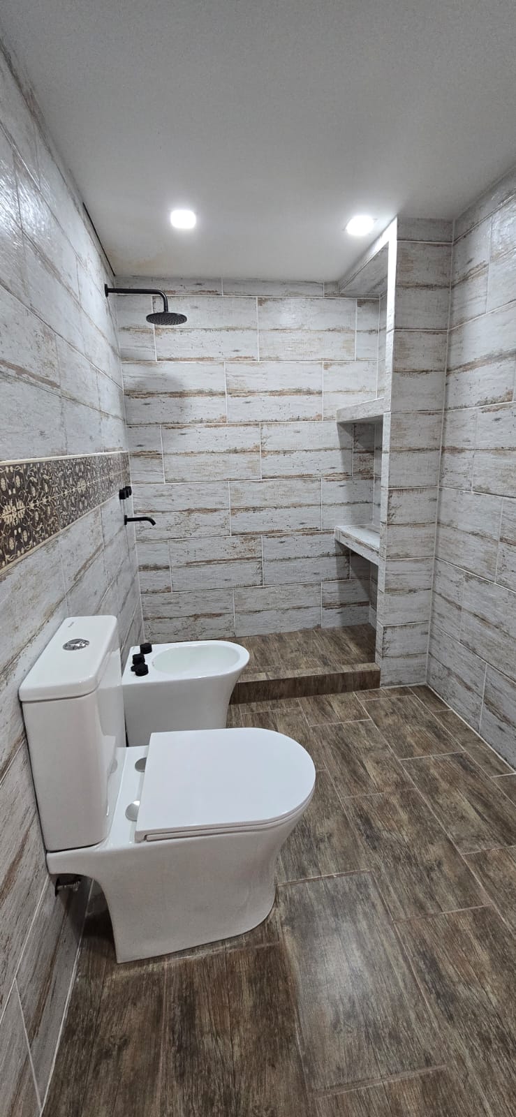 CASA MINIMALISTA EN LA ENTRADA DE SOLARES DEL VALLE