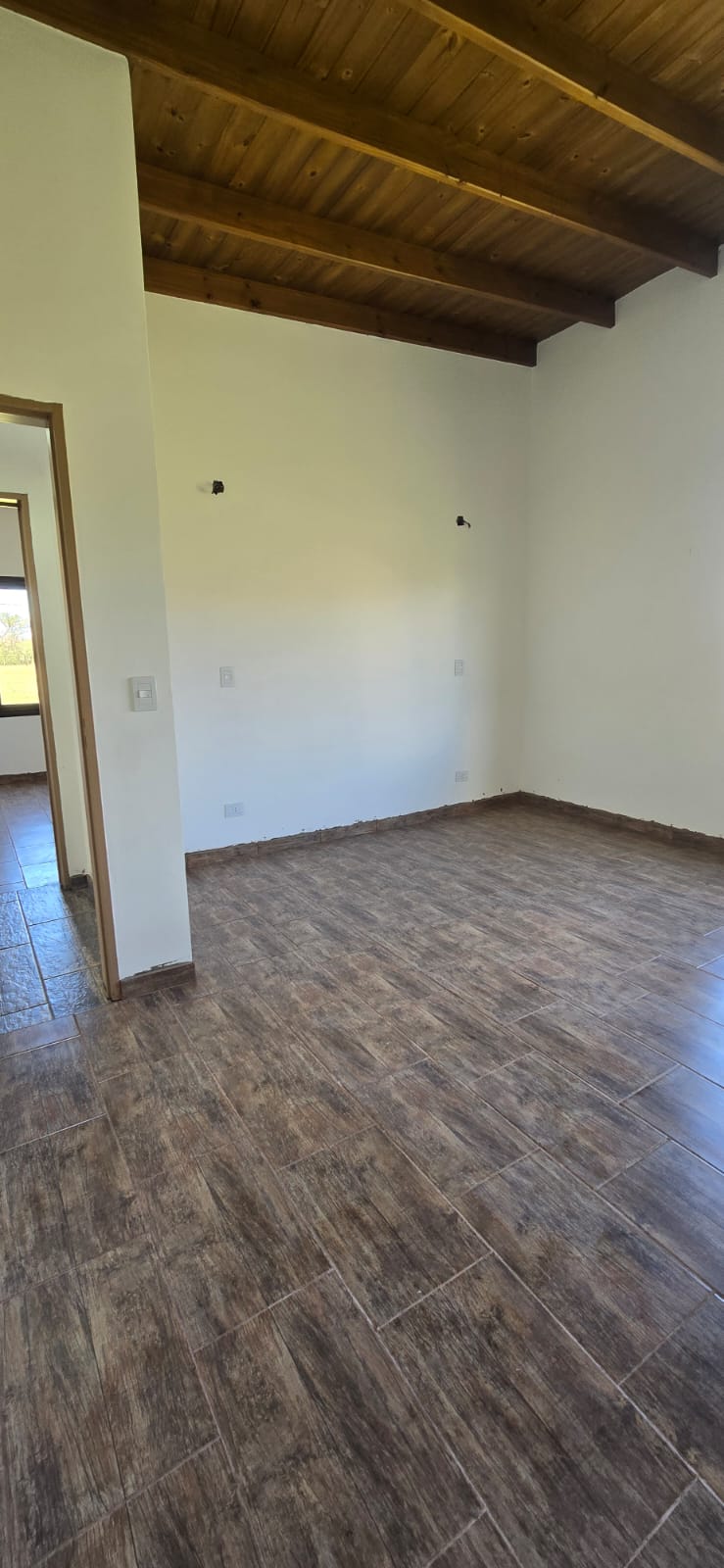 CASA MINIMALISTA EN LA ENTRADA DE SOLARES DEL VALLE