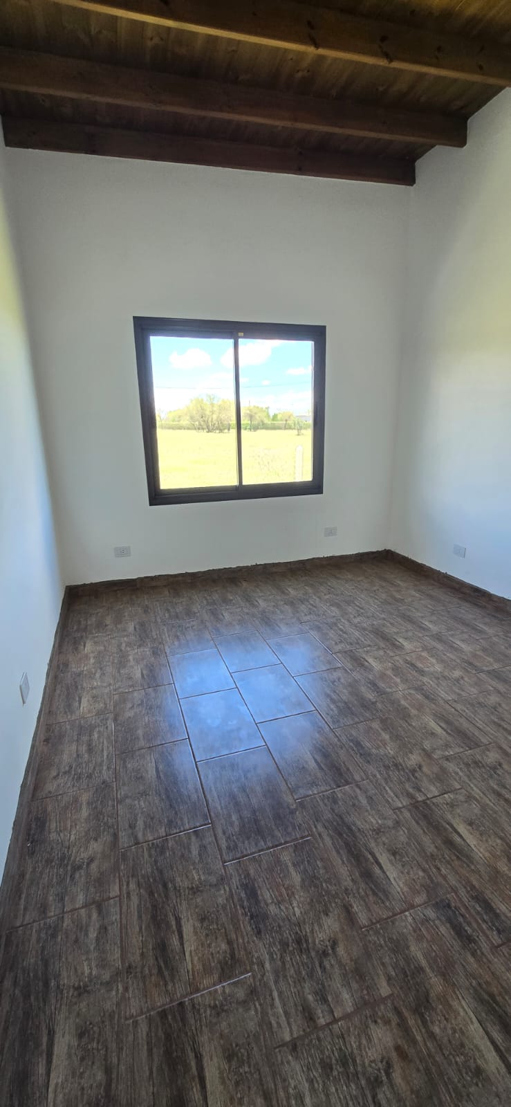 CASA MINIMALISTA EN LA ENTRADA DE SOLARES DEL VALLE