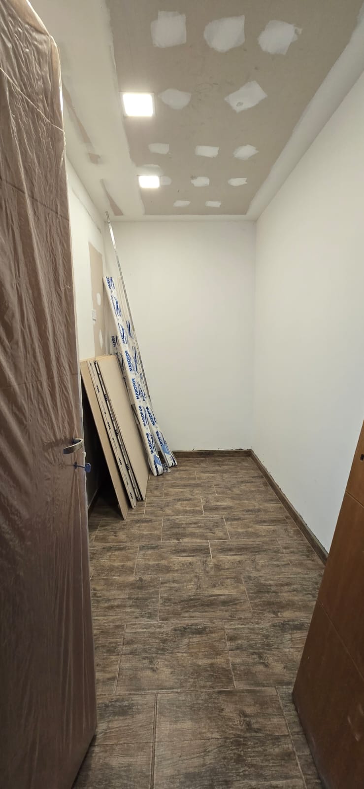 CASA MINIMALISTA EN LA ENTRADA DE SOLARES DEL VALLE