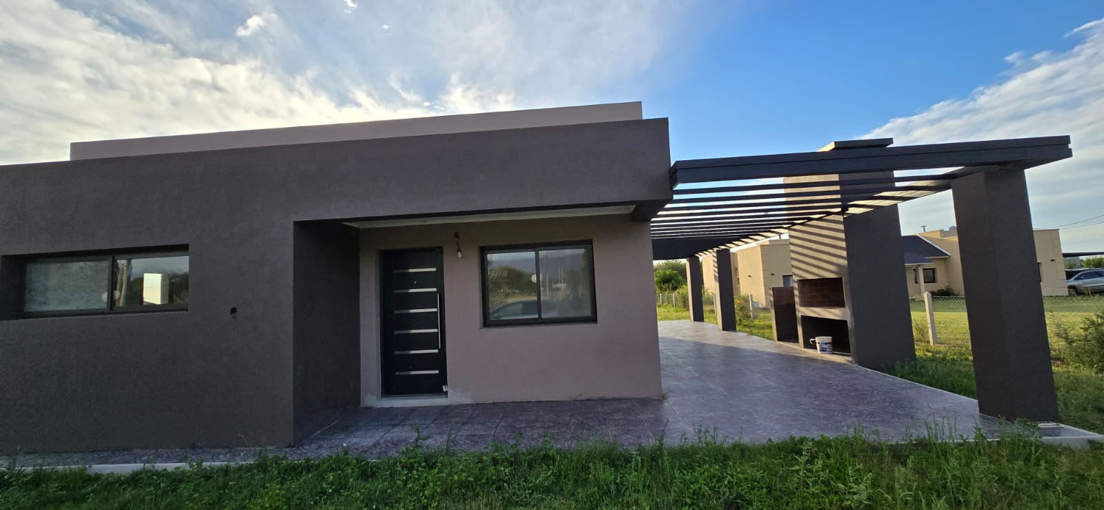 CASA MINIMALISTA EN LA ENTRADA DE SOLARES DEL VALLE
